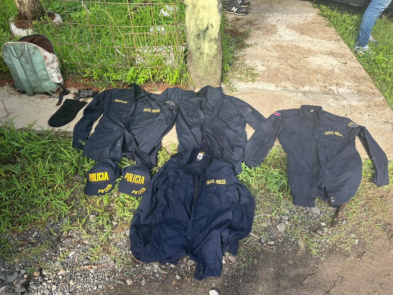 Estas prendas fueron encontradas cerca de la casa donde se atrincheraron los sospechosos.