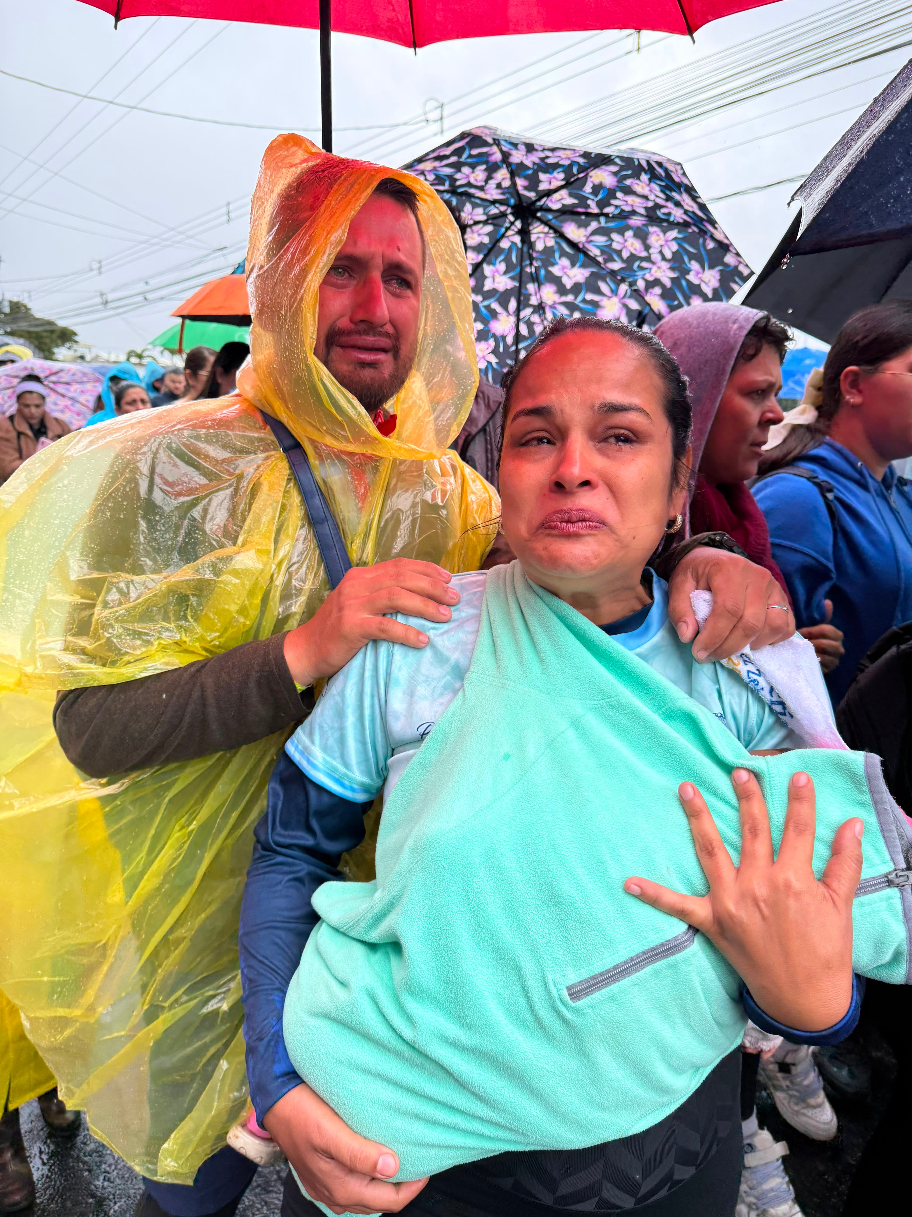 Gabriel Romero, su esposa Tatiana Zúñiga y la bebita Nahomy llegaron a los pies de La Negrita para agradecerle el milagro de salud.