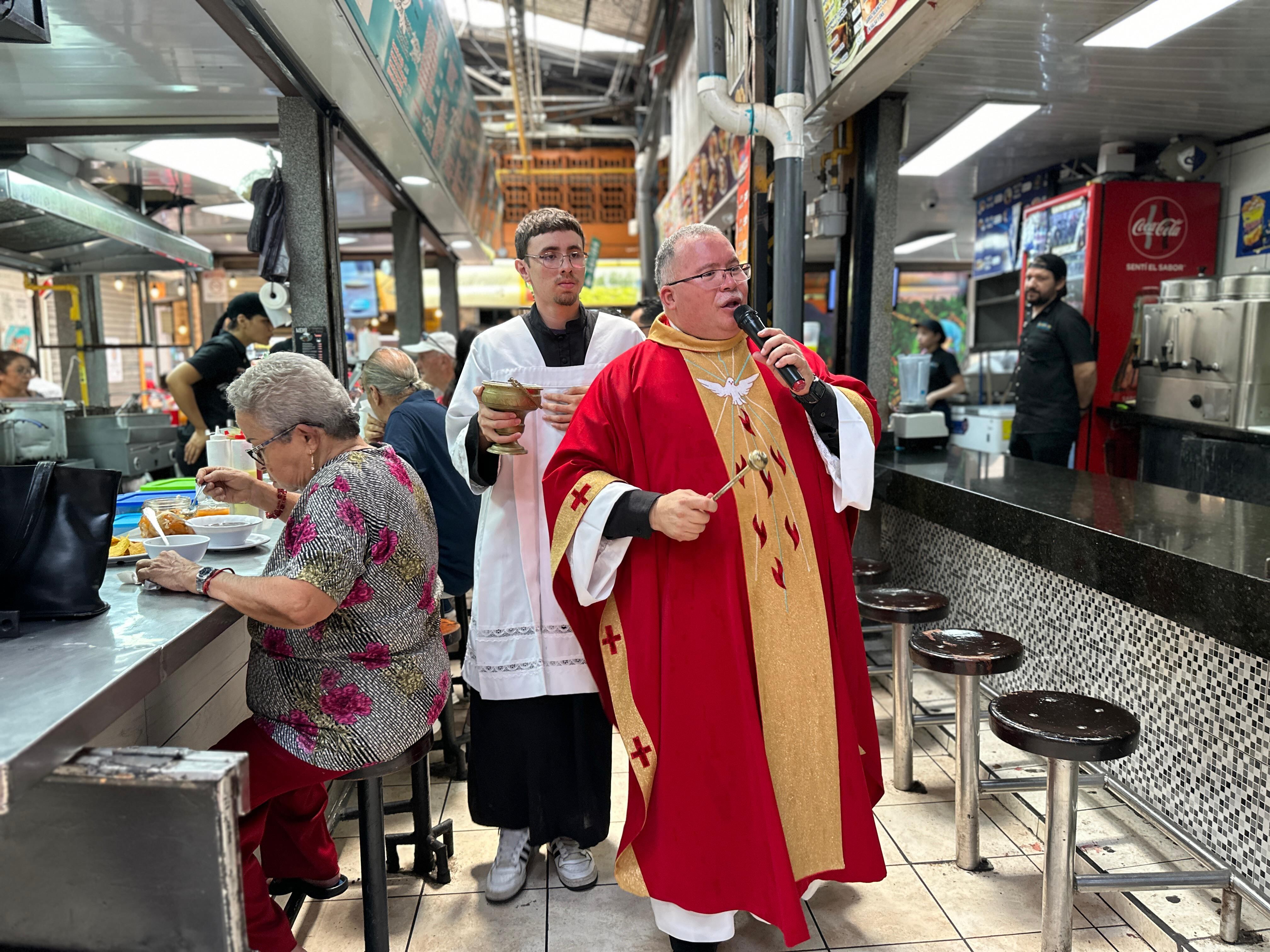 Este viernes 7 de mayo y con motivo de las celebraciones al Sagrado Corazón de Jesús, el padre Sergio Valverde de Obras del Espíritu Santo, celebró misa y bendijo todos los rincones del Marcado Central de San José