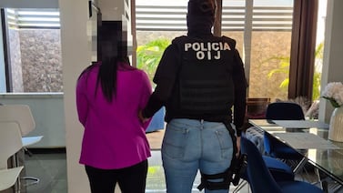 Exmodelo que le mataron esposo es sospechosa de lavar dinero vendiendo carros de alta gama