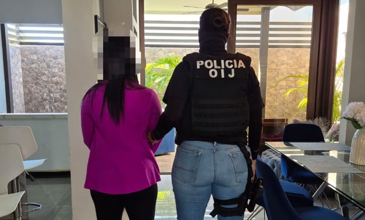 Detenida la exfuncionaria del Banco de Costa Rica (BCR), de apellidos Cabrera Palma.