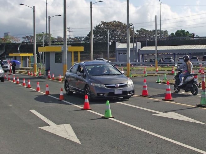 La prueba práctica de manejo es el último escalón antes de conseguir la licencia de conducir. El MOPT brindará ese servicio de manera ampliada en los sábados de enero. Fotografía: MOPT.