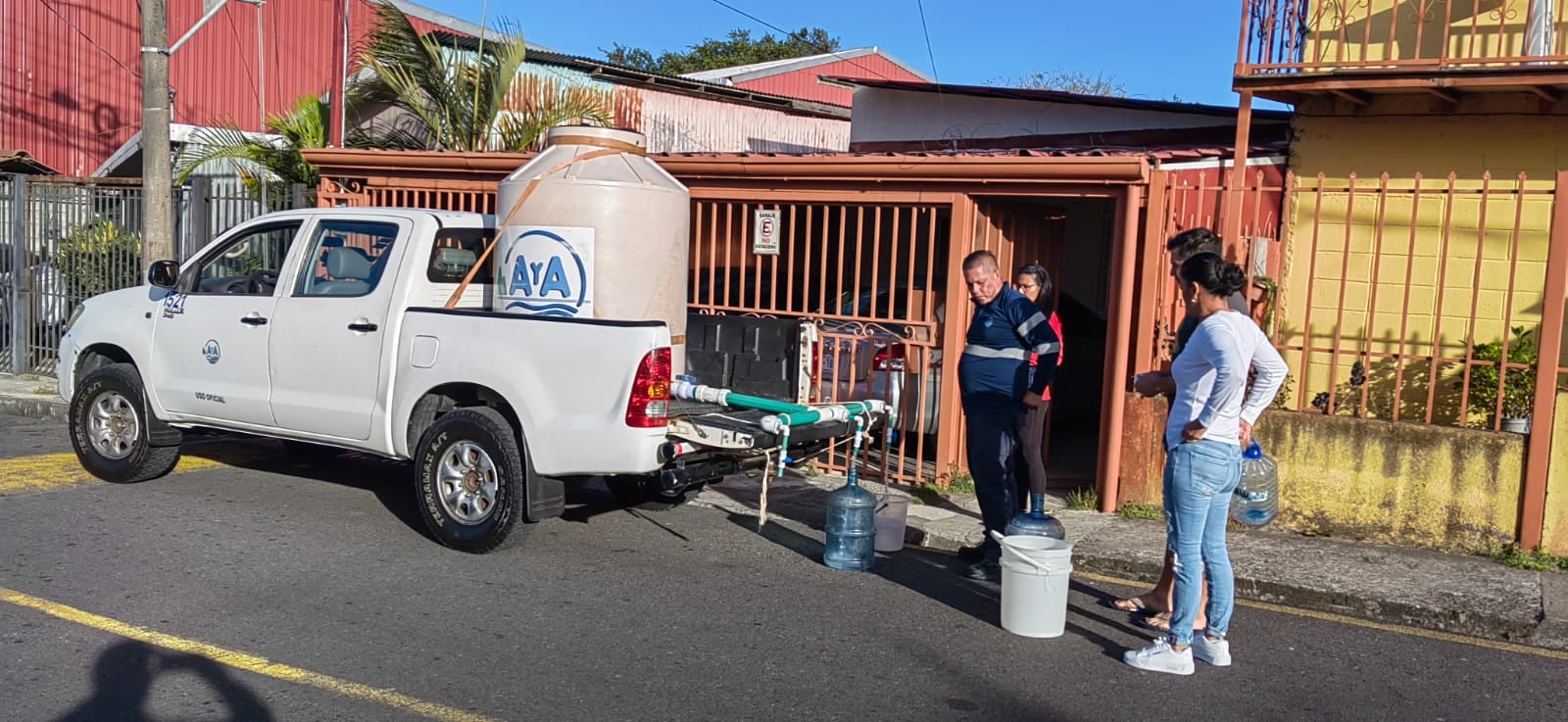 Los 107 vecinos de Tibás, Moravia y Goicoechea que están sin agua desde el pasado miércoles, siguen este lunes 29 de enero sin poder tomar agua del tubo, según confirma Acueductos y Alcantarillados (AyA).