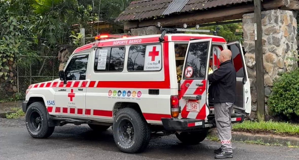 adulto mayor cae a río
