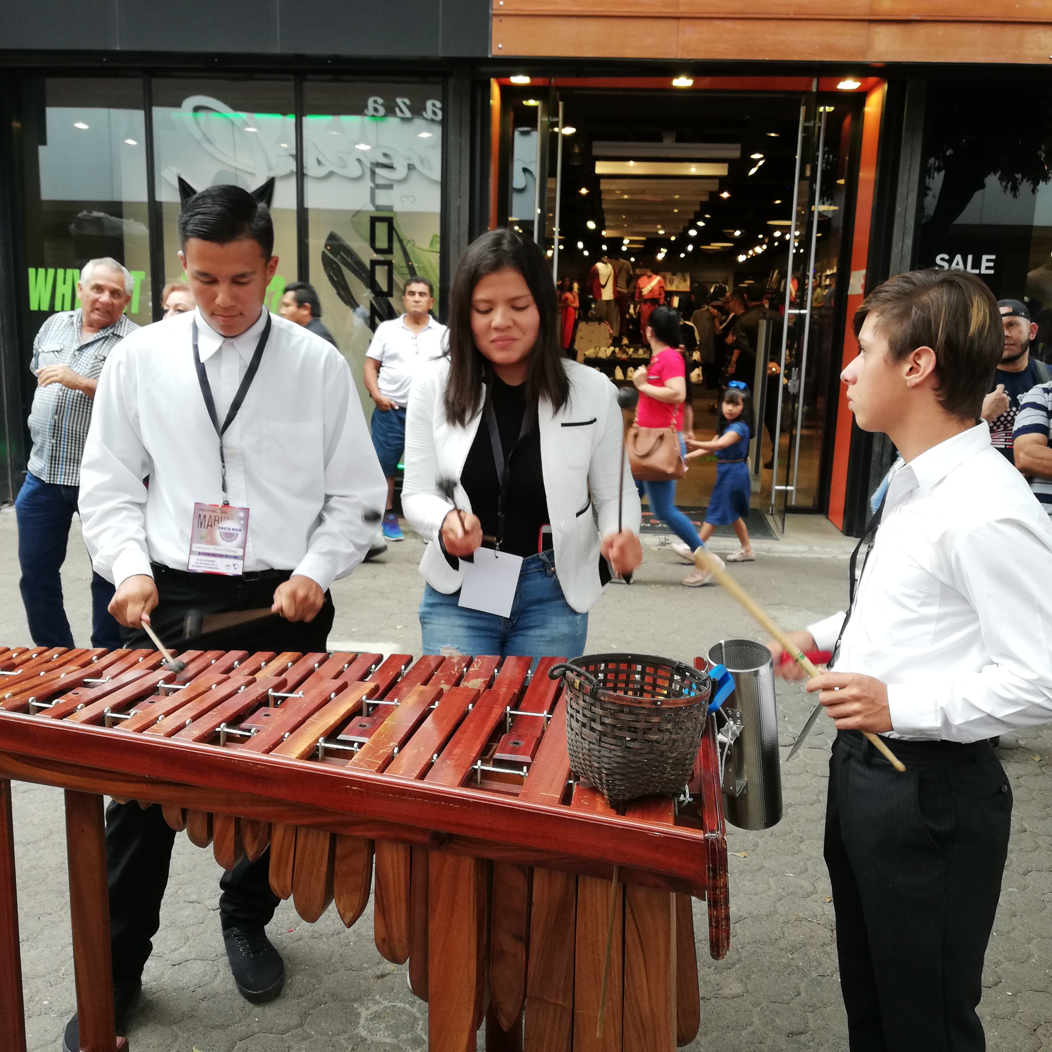 30 de noviembre del 2019, Día nacional de la marimba. En la foto, Jiancarlo Fuentes Álvarez, María Gómez Hernández y Ezequiel Mora Chaves, de la marimba María de Lomas de Pavas.