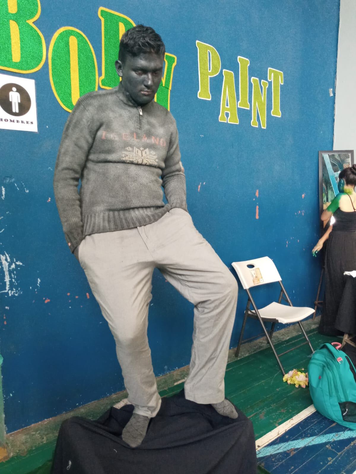 Álvaro Arias Oporta es un muchacho de Grecia que se ha especializado en el arte de la estatua viviente