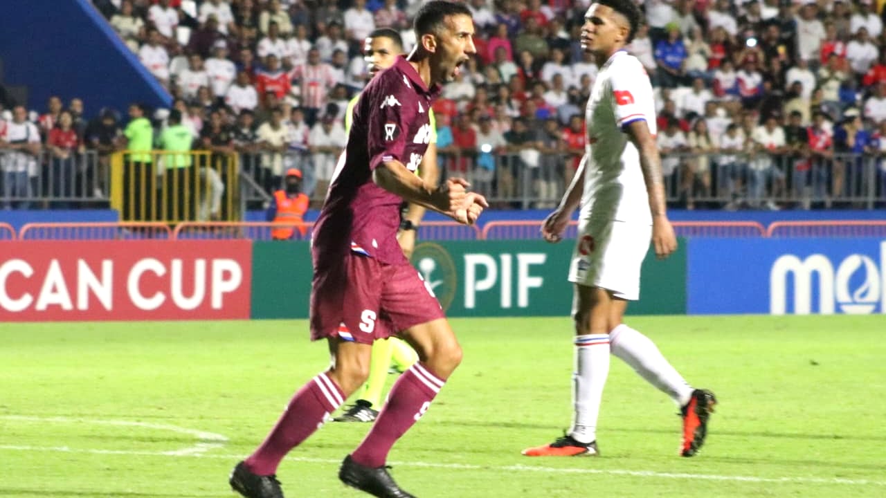 Mariano Torres anoto ante el Olimpia de Honduras, pero a Saprissa no le alcanzo, perdio el juego 2-1