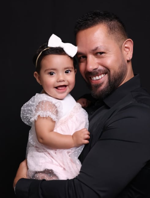 Marianela Valverde y su esposo Juan David Cardona y su hija Macarena.