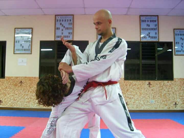 Juan Carlos Delgado Solano y Diego Gutiérrez Serrano es una de las parejas de policletos de la Policía Turística de San José que andan por todo el centro josefino ayudando a turistas y a cuanta persona lo necesite