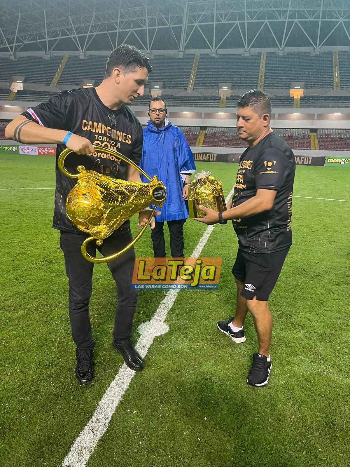 Trofeo del Torneo de Copa ganado por Alajuelense se quebró. Foto: Javier Carvajal