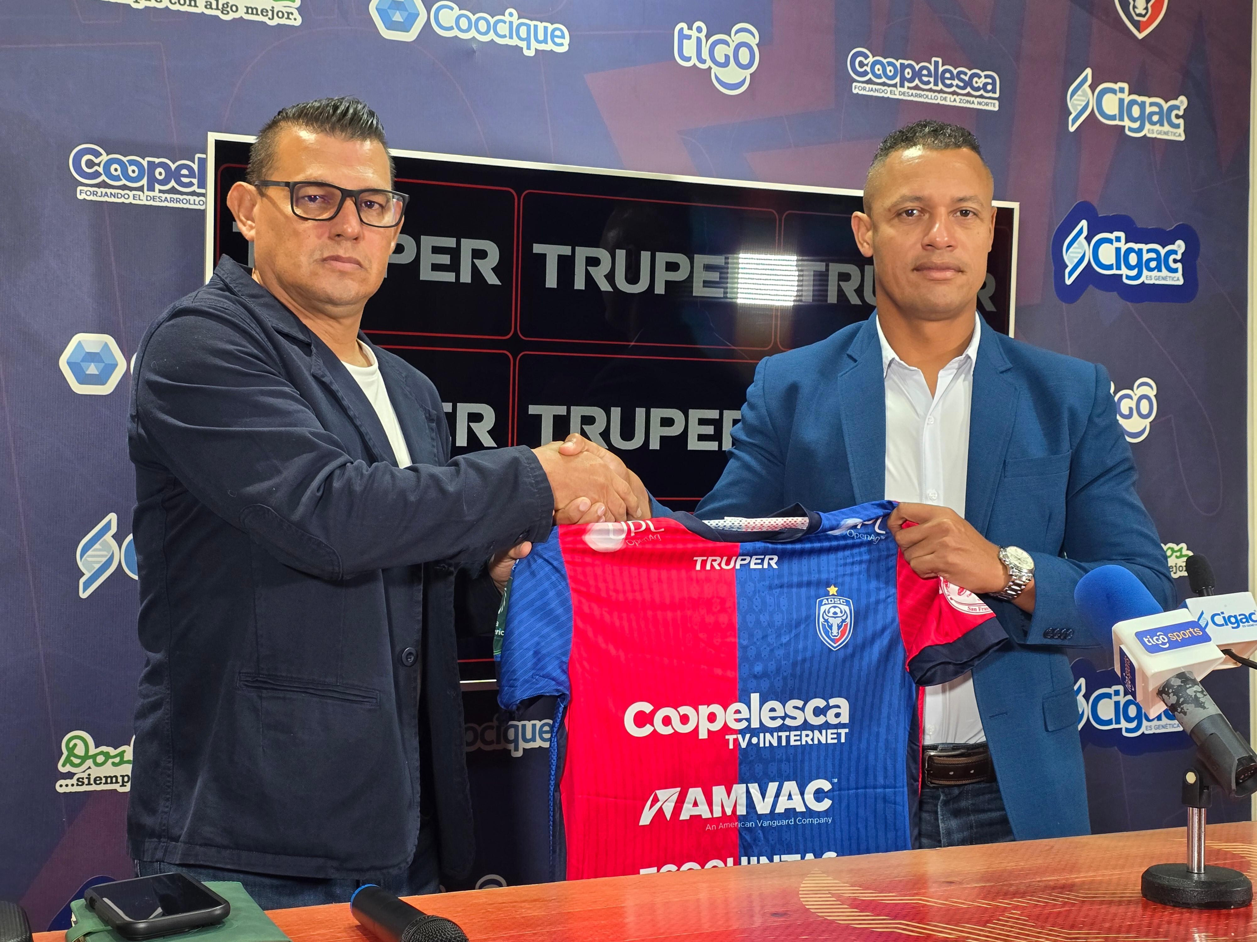 Géiner Segura fue presentado este viernes como nuevo entrenador de San Carlos. Prensa SC.