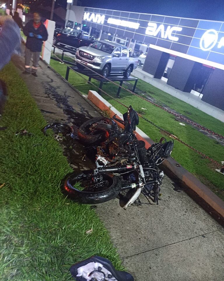 La fatalidad ocurrió a las 11:22 p. m. de este sábado, en San Francisco de Heredia, en este sitio chocaron un carro y una moto, quedando en el sitio una persona sin signos vitales, la identidad de momento no ha trascendido. Foto: Tomada de Yamba Radio