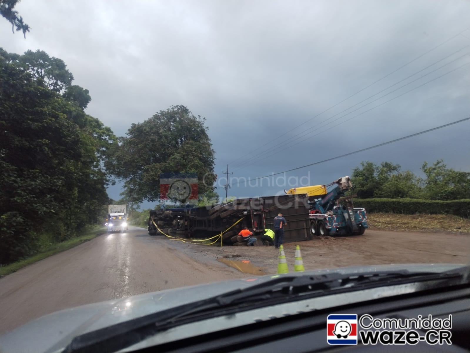 Un salvadoreño de apellido Aguirre, de 47 años, es la víctima fallecida por el vuelco de un tráiler en Horquetas de Sarapiquí. Foto: Waze Costa Rica