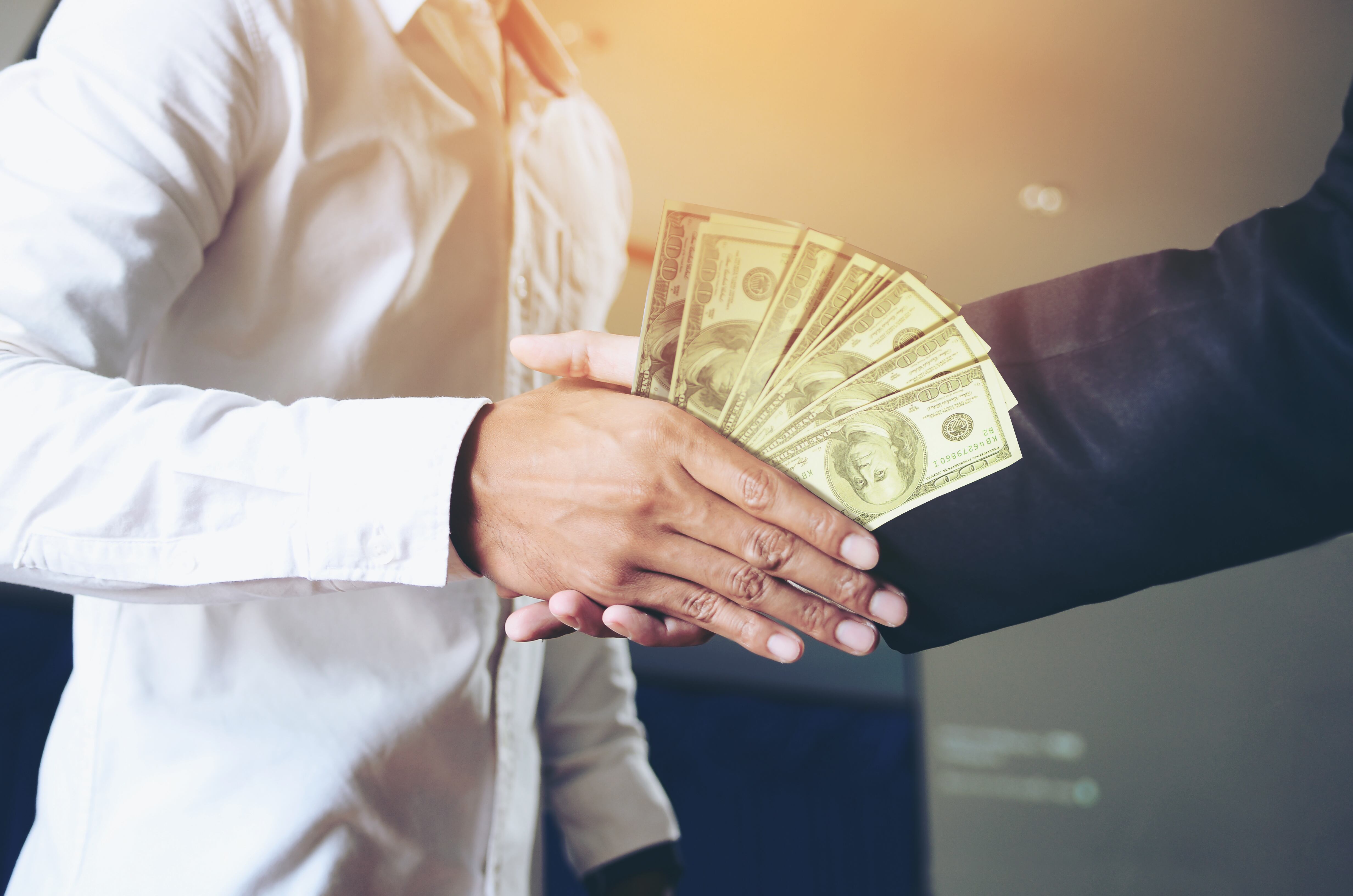Acuerdo de salario entre dos personas