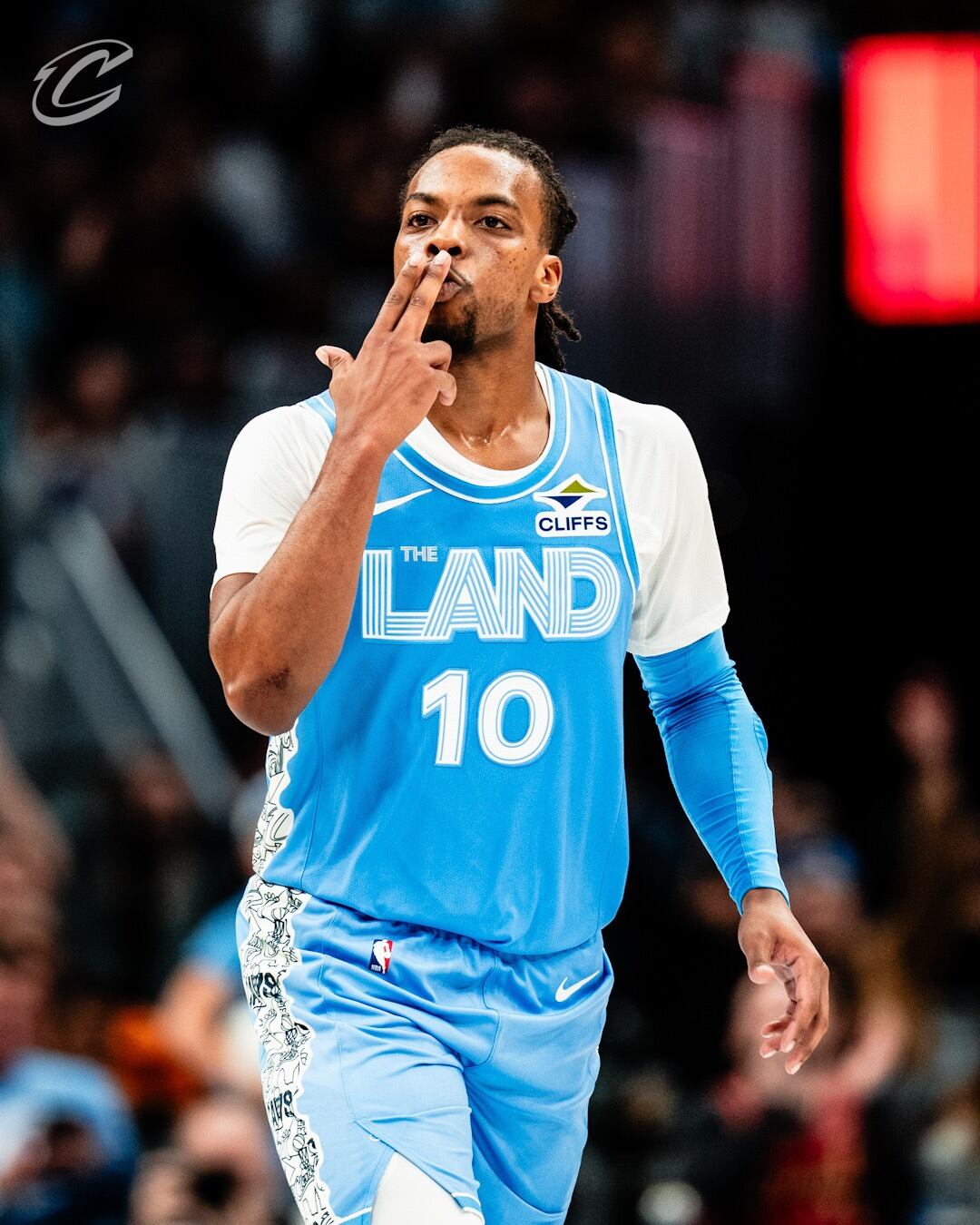Darius Garland celebrando un triple para el pie