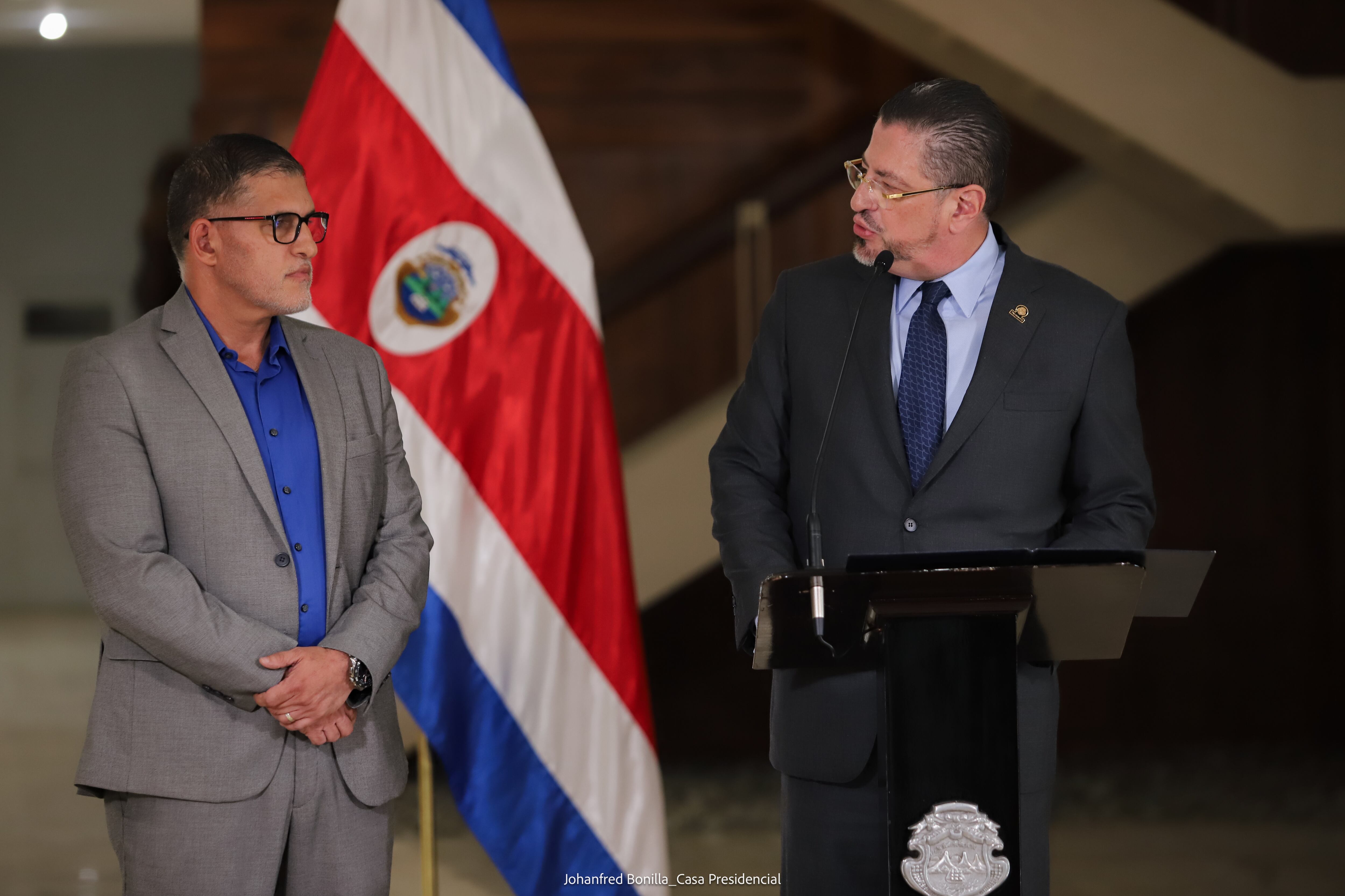 Mauricio Batalla Otárola, izquierda, y el presidente Rodrigo Chaves este 12 de marzo en Casa Presidencial cuando el mandatario anunció a Batalla como nuevo jerarca de Obras Públicas y Transportes. Fotografía: Casa Presidencial.