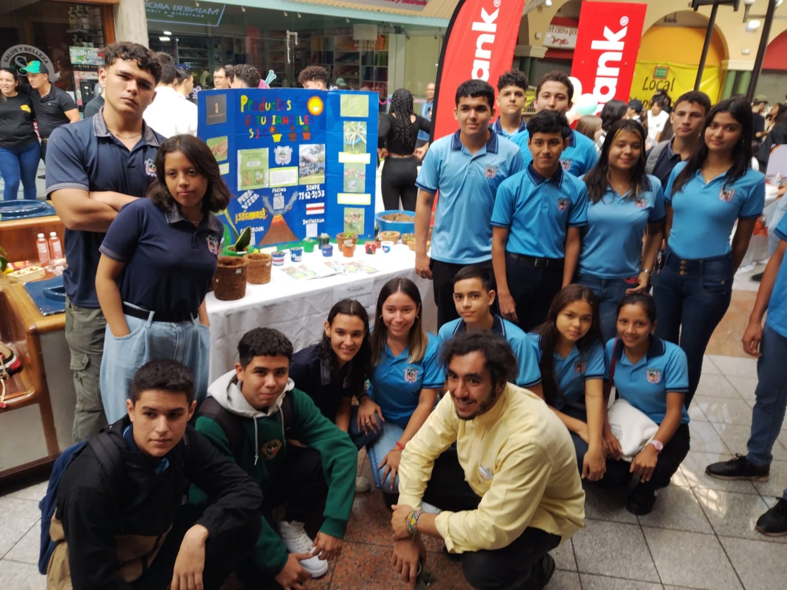Feria del Producto, durante la cual un segundo grupo de estudiantes de cuarto, quinto y sexto año de secundaria expondrán los productos y servicios de 26 empresas junior -a pequeña escala- desarrolladas gracias al programa La Compañía. El sábado 26 de agosto del 2023. El sábado 26 de agosto del 2023. En la foto, estudiantes del Liceo Rural de San Joaquín de Cutris, en San Carlos