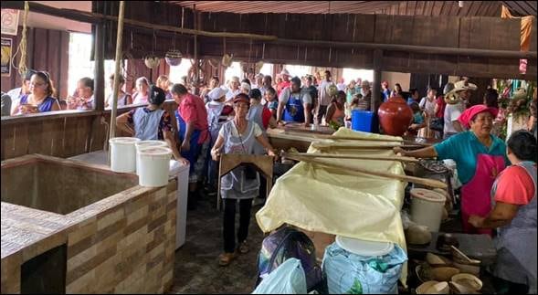 El Día del Gran Celebro en la “casa de la Virgen”, o Cofradía, se recibe a todo el que quiera asistir, se cocinan los alimentos con leña y se reparte comida y bebidas tradicionales. Foto de Luis Alberto Cruz.
