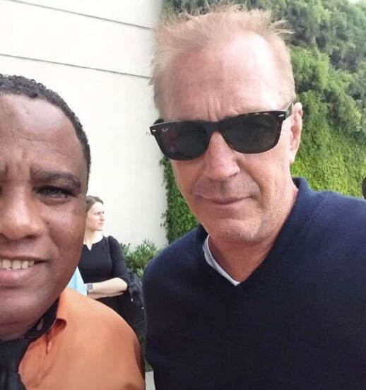 Actor Kevin Costner de visita en el país.