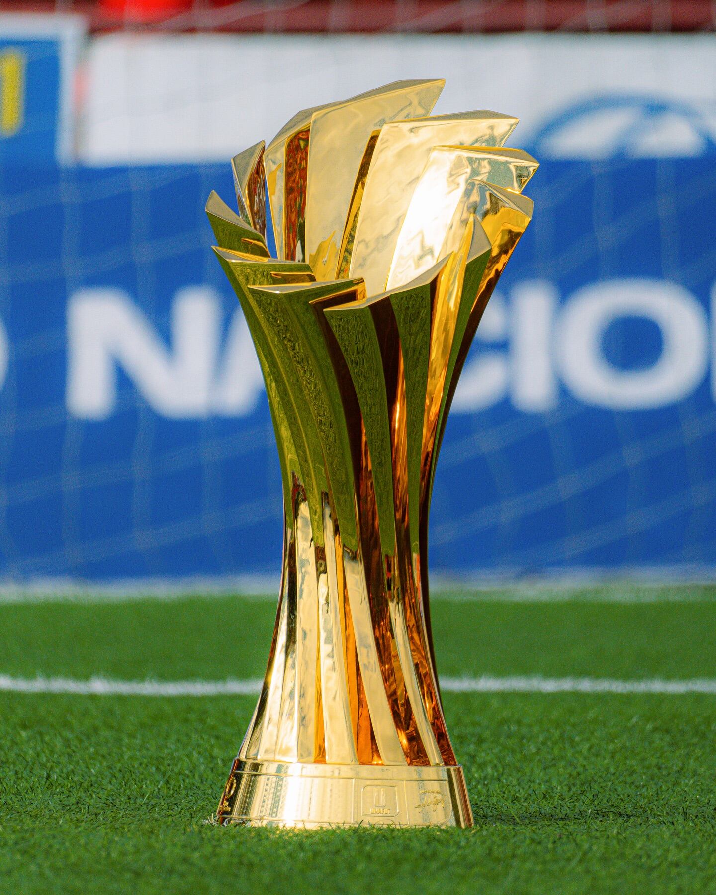 Mithzi Bonilla, muy conocida en redes sociales como Mithzi-Tarot, una bruja blanca que es tarotista de cuarta generación y ella nos hizo el favor de tirarle el tarot al partido entre heredianos y manudos