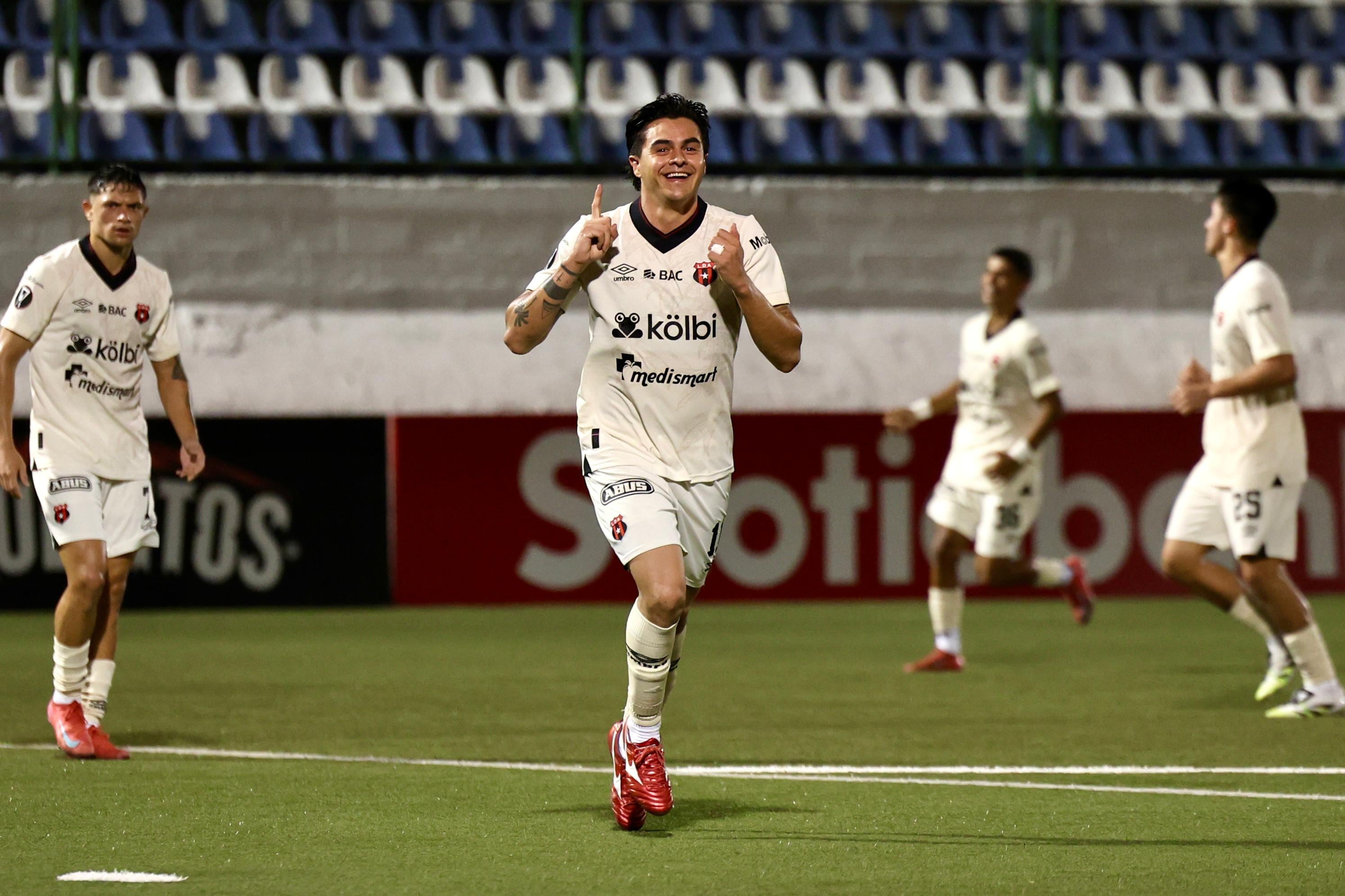 Diego Campos marcó el primer gol en el partido entre Managua FC y Liga Deportiva Alajuelense.