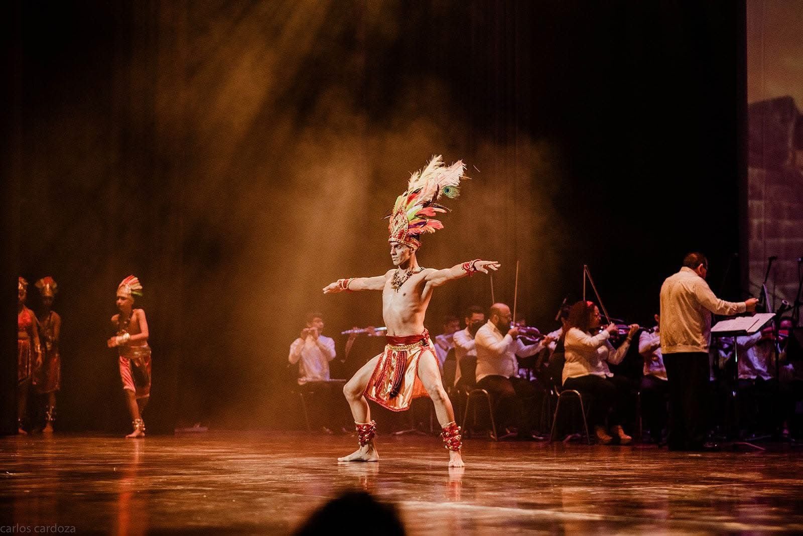 Abraham Sevilla dejó atrás su vida en Nicaragua, y al regresar a Costa Rica abrió “Xitlaly Academia de Baile” en San José