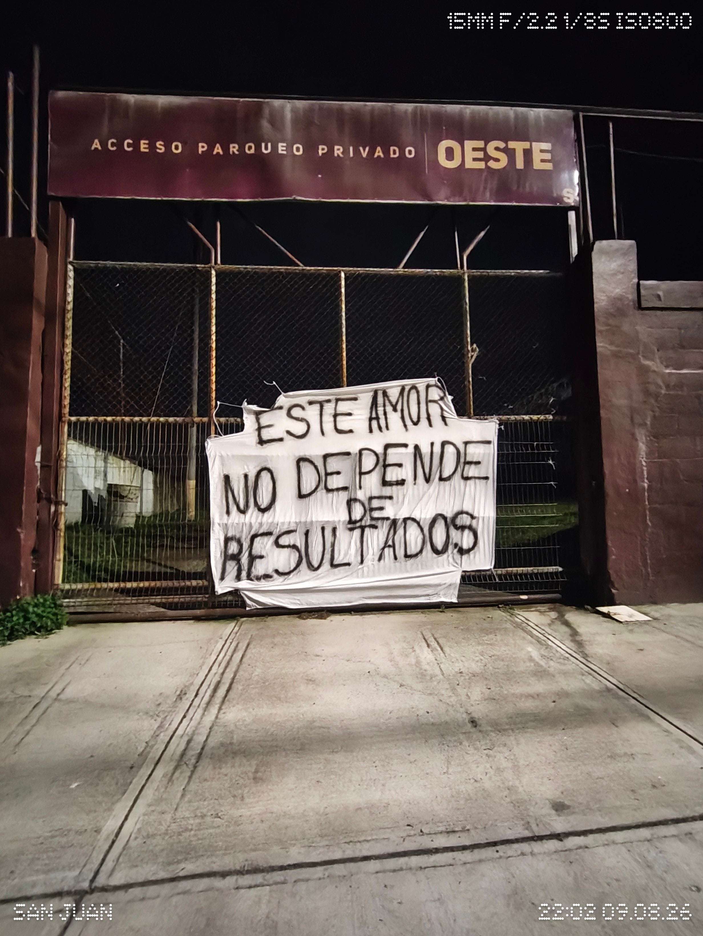 La afición de Saprissa colocó mantas con mensajes de respaldo antes del partido ante Cartaginés.