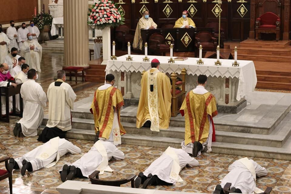 La catedral Metropolitana de San José se vistió de fiesta el pasado 8 de diciembre porque se ordenaron cuatro nuevos sacerdotes: César Andrés Gonzáles Muñoz, Janne Rishor Villalobos, Esteban José Fernández Sánchez y German Eduardo Rojas Merlo.