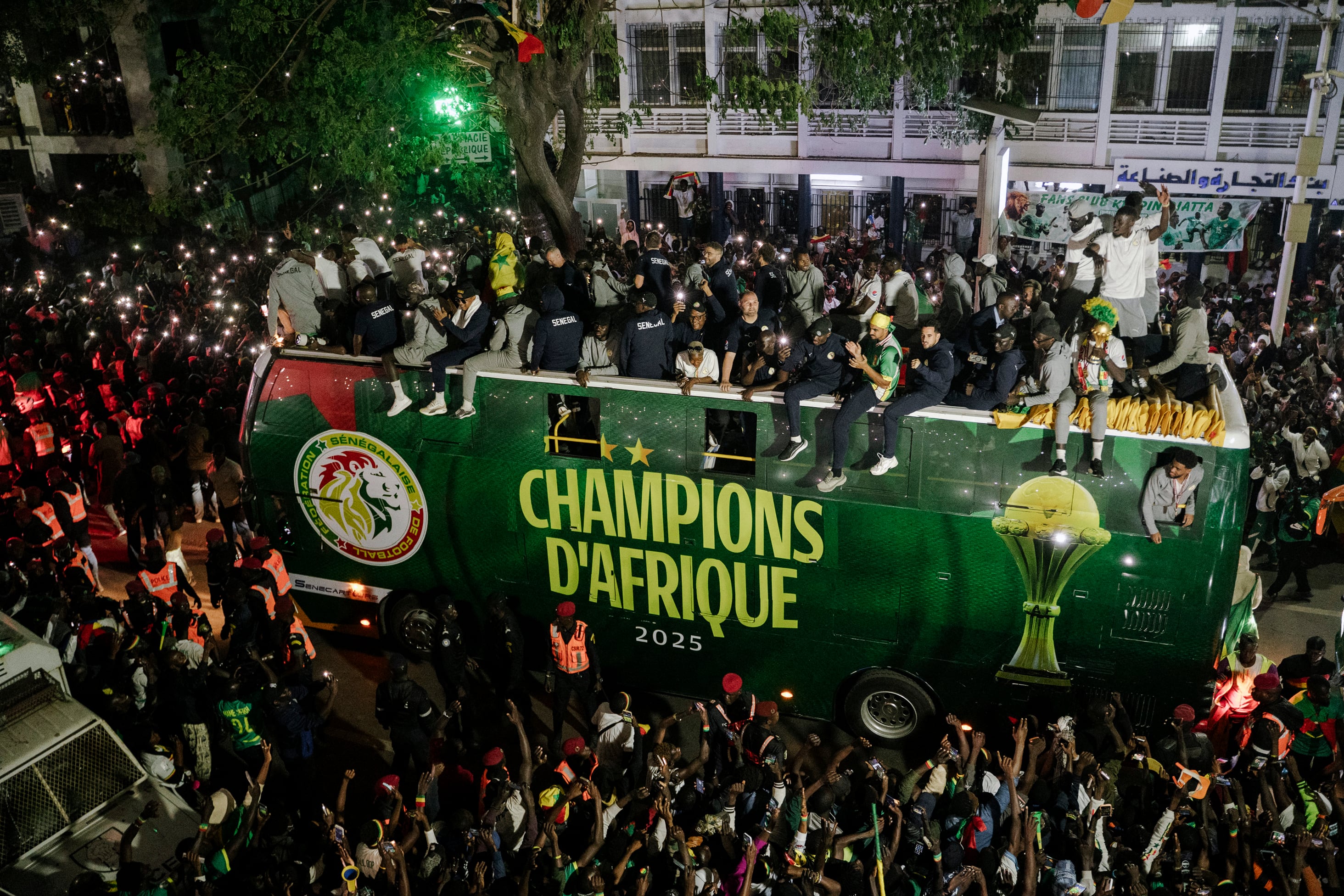 Los integrantes de la Selección de Senegal festejaron por las calles de la capital Dakar el pasado 20 de enero, tras imponerse en la final de la Copa África, un resultado que ahora queda en entredicho en favor de Marruecos.