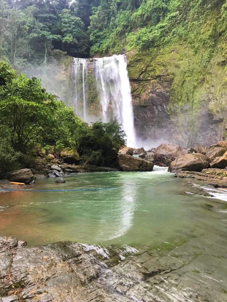 Descubra la majestuosidad de una catarata y su sendero en un entorno fascinante.