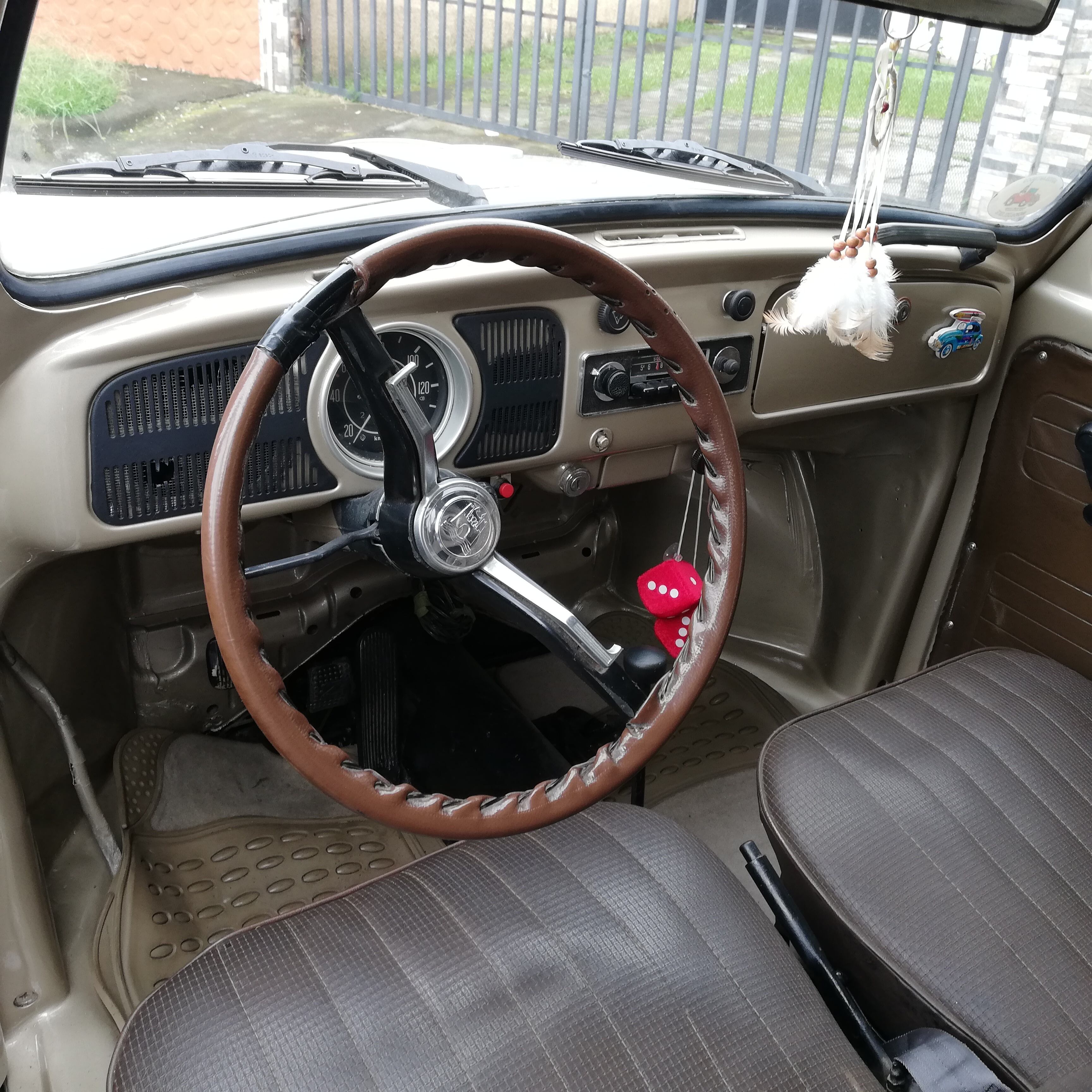 Lorena Murillo Valerio, de 53 años, se enamoró de un Volkswagen Escarabajo modelo 1970, 1500 centímetros cúbicos, al cual le puso Camilo