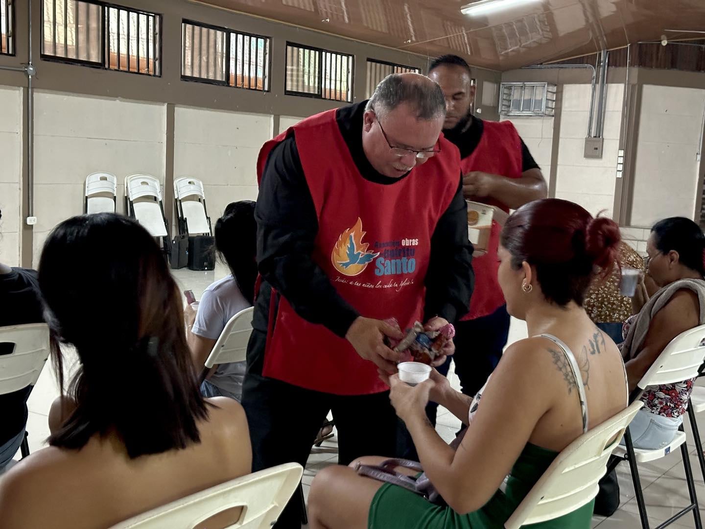 El padre Sergio Valverde de Obras del Espíritu Santo se volvió a ir a las zonas afectadas por las inundaciones de este año para continuar con las ayudas a tantas familias que realmente necesitan una mano amiga