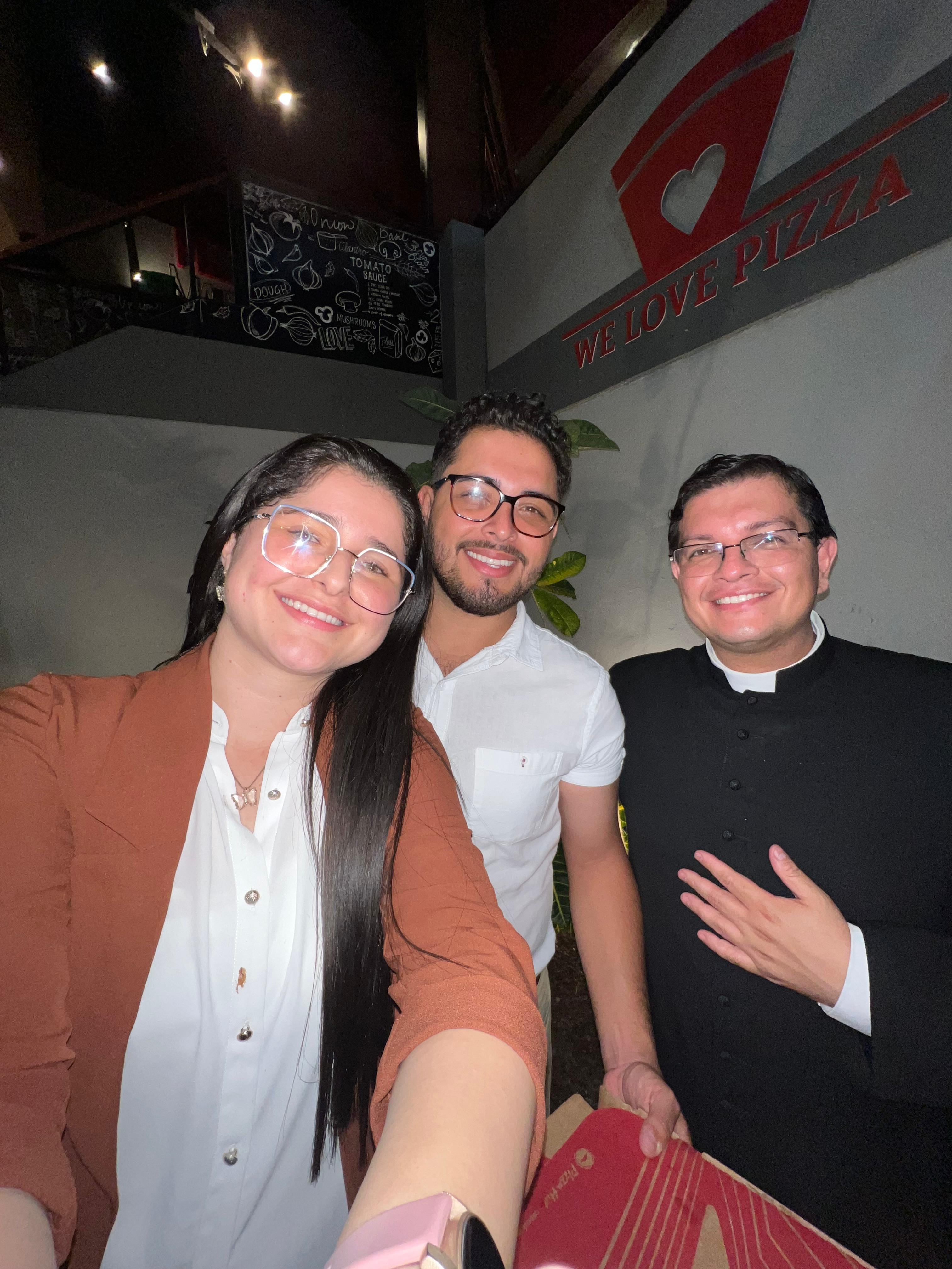 Periodista Saray Corrales de Teletica y su prometido Héctor Agüero.