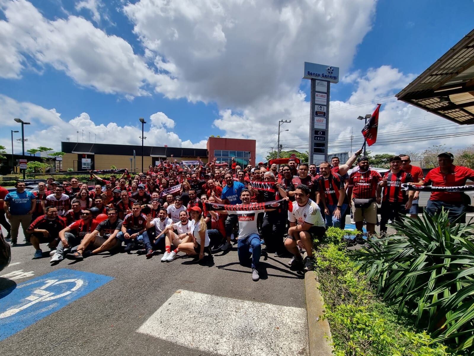 Aficionados del AC Milan se reunieron en San Pedro para ver el gane del equipo. Cortesía.
