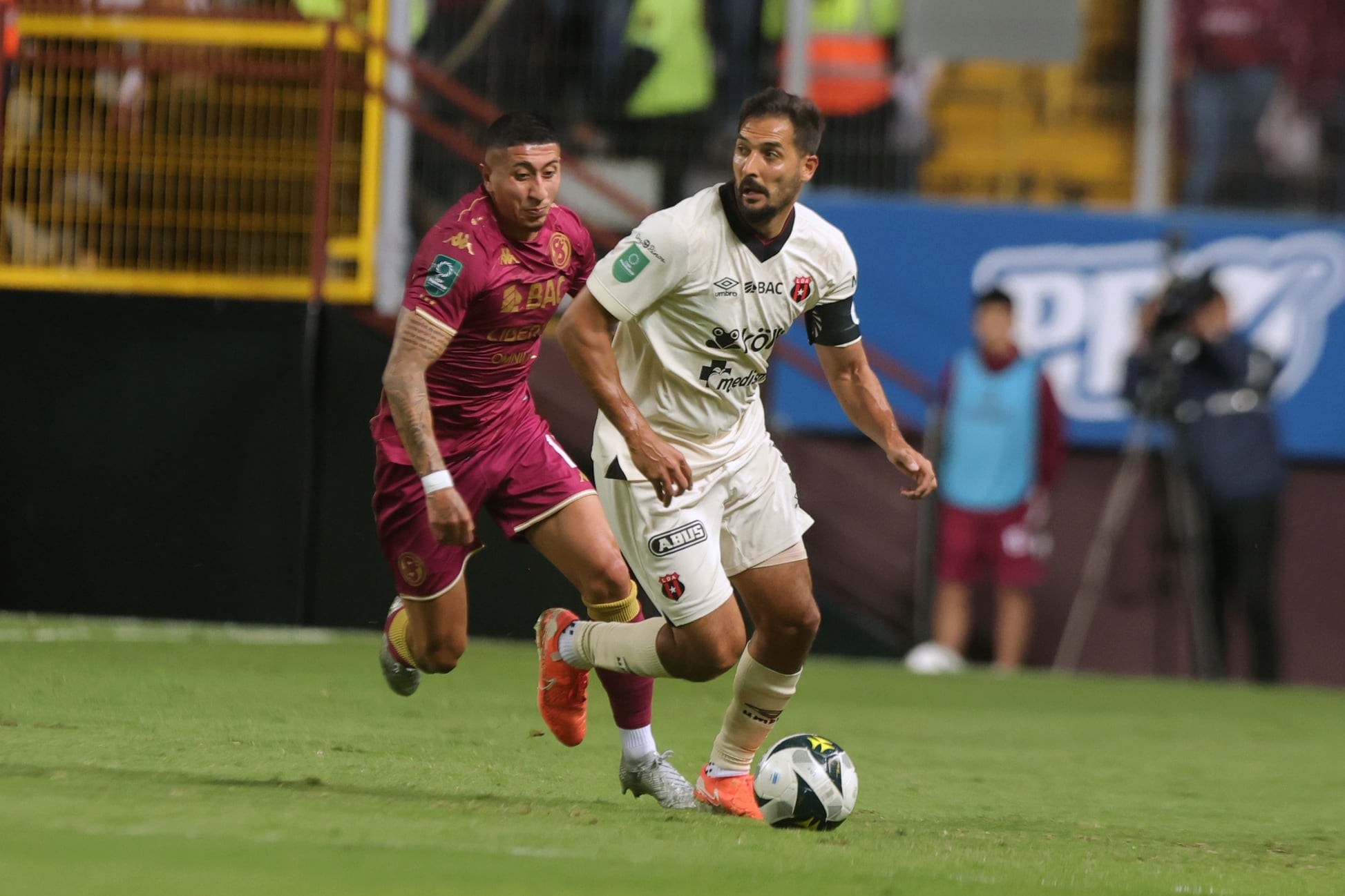 30/08/2025/ juego entre Deportivo Saprissa vs Liga Deportiva Alajuelense por el clásico nacional en la jornada 6 del torneo clausura 2025 en el estadio Ricardo Saprissa / foto John