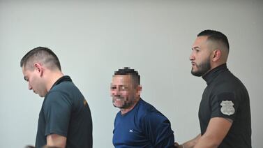 Sonriendo y tirando un beso, así salió hombre condenado por matar a pareja y a su hija