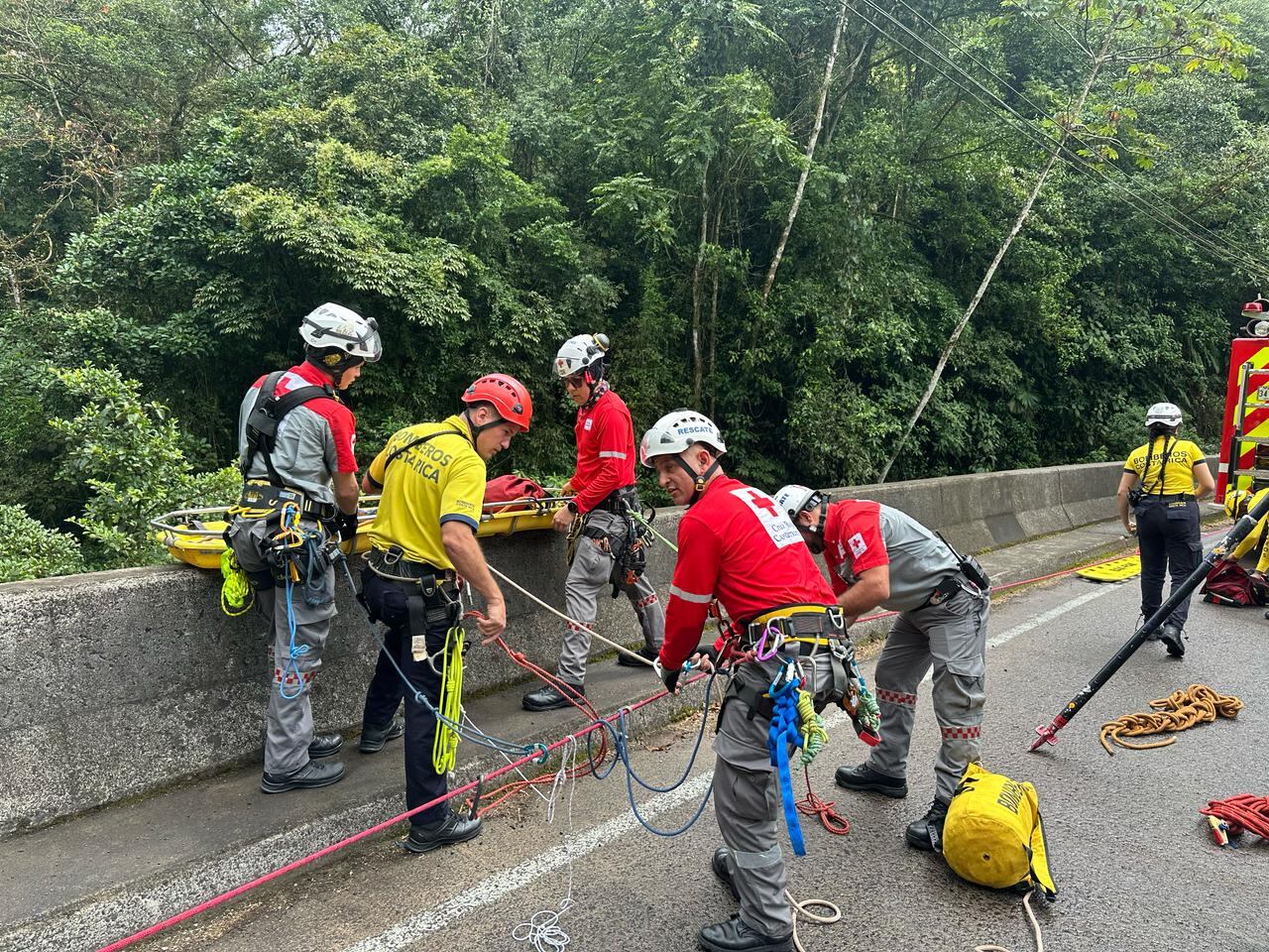 Un hombre sufrió una caída mientras practicaba rapel y fue llevado en condición urgente al hospital.