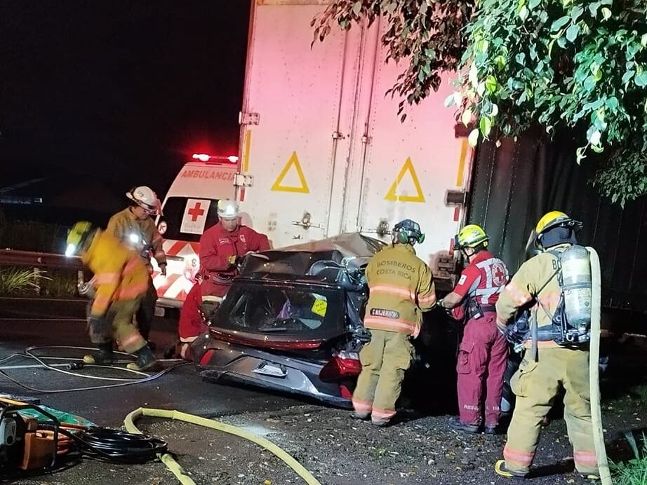 El conductor del carro falleció prensado entre las latas del vehículo.
