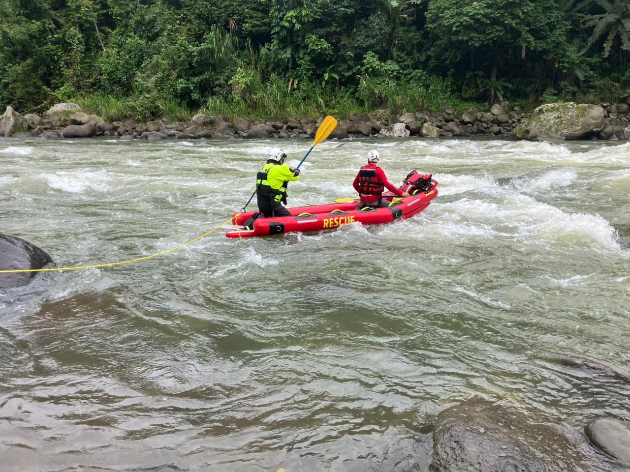 Equipos de la Cruz Roja Costarricense este viernes en labores de búsqueda y rescate en el río Reventazón, en el sector de La Isabel de Turrialba, tras un accidente acuático. Fotografía: