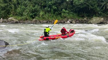 Rescatan a uno de los dos bañistas que fueron arrastrados por río Reventazón; el otro sigue desaparecido