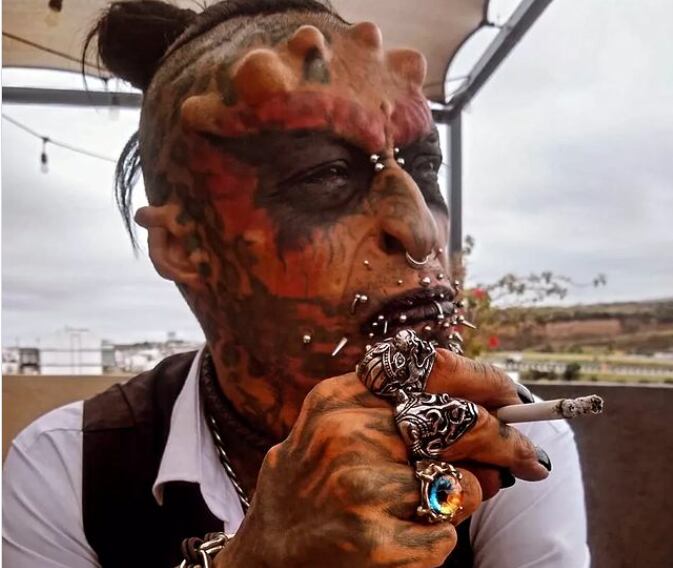 Hombre se parece al diablo