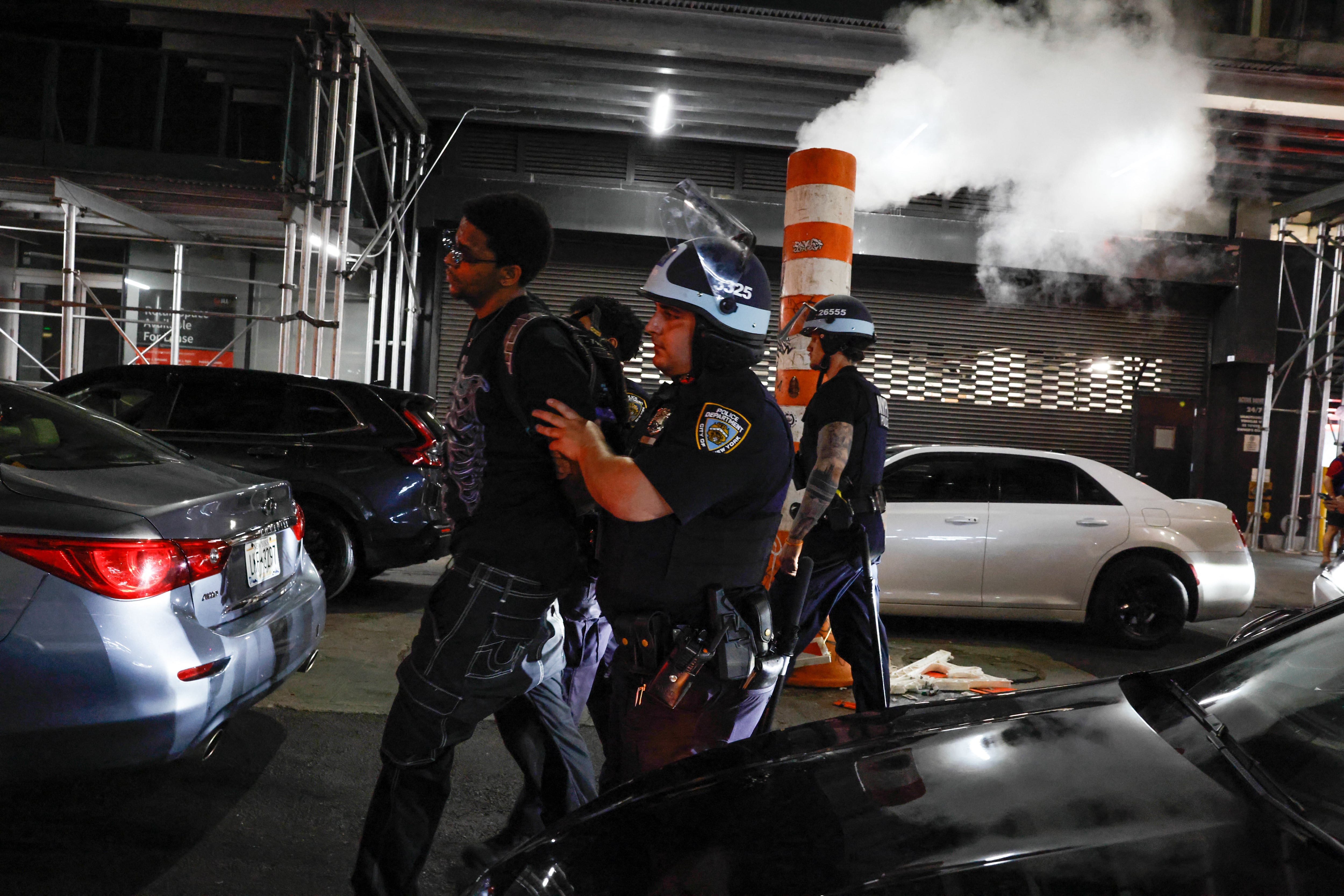 Las celebraciones por el título de los New York Knicks dejaron 63 personas detenidas en la ciudad. Foto: AFP.