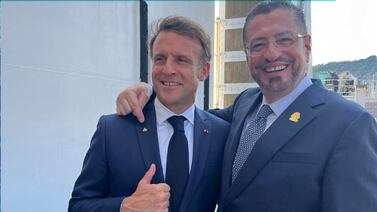 Presidente de Francia le hizo una inusual petición a Rodrigo Chaves y este lo complació