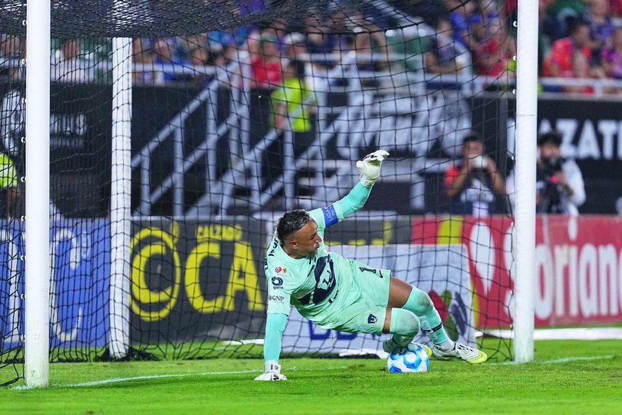 Keylor Navas detuvo el penal ante Mazatlán con sus pies.