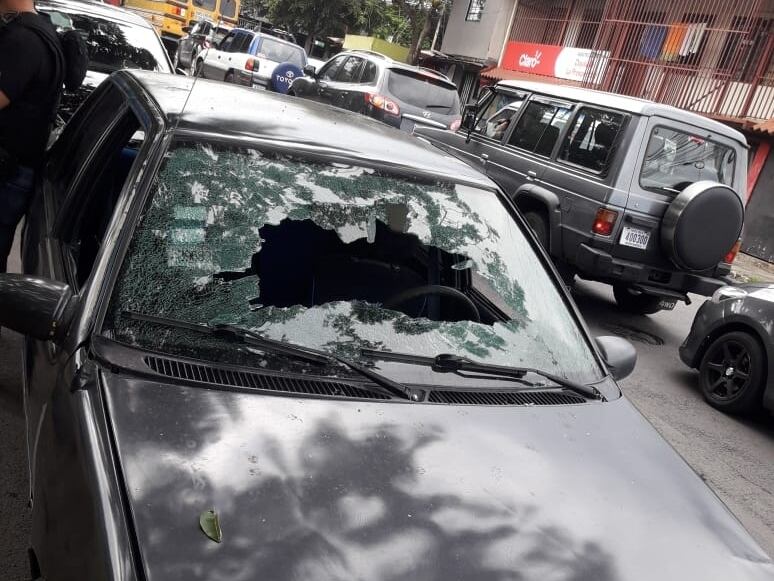 Tráfico desmiente que le hayan disparado a carro de conductor que se dio a la fuga en Pavas. Foto cortesía.