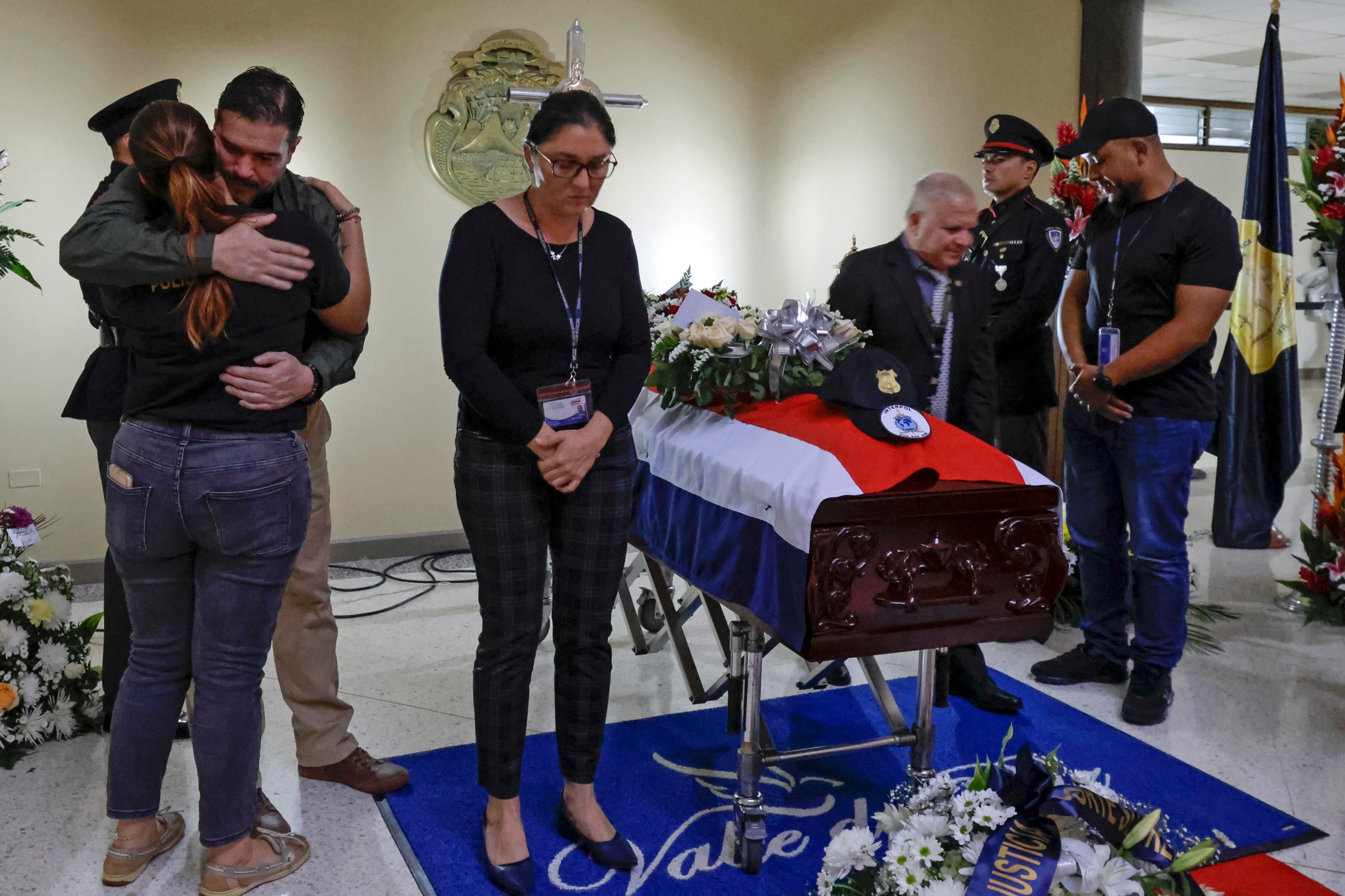 05/10/2023. OIJ, San José. Hora: 04:30:00 p.m. Guardia de honor para el oficial del Organismo de Investigación Judicial (OIJ), Jeyner Gómez, quien murió en cumplimiento del deber la noche del miércoles. En la foto, compañeros del fallecido. Fotos: Mayela López