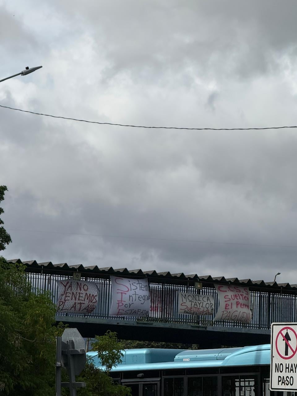 Parte de las mantas que se observan en un costado del puente peatonal frente al Hospital México. Foto: cortesía.