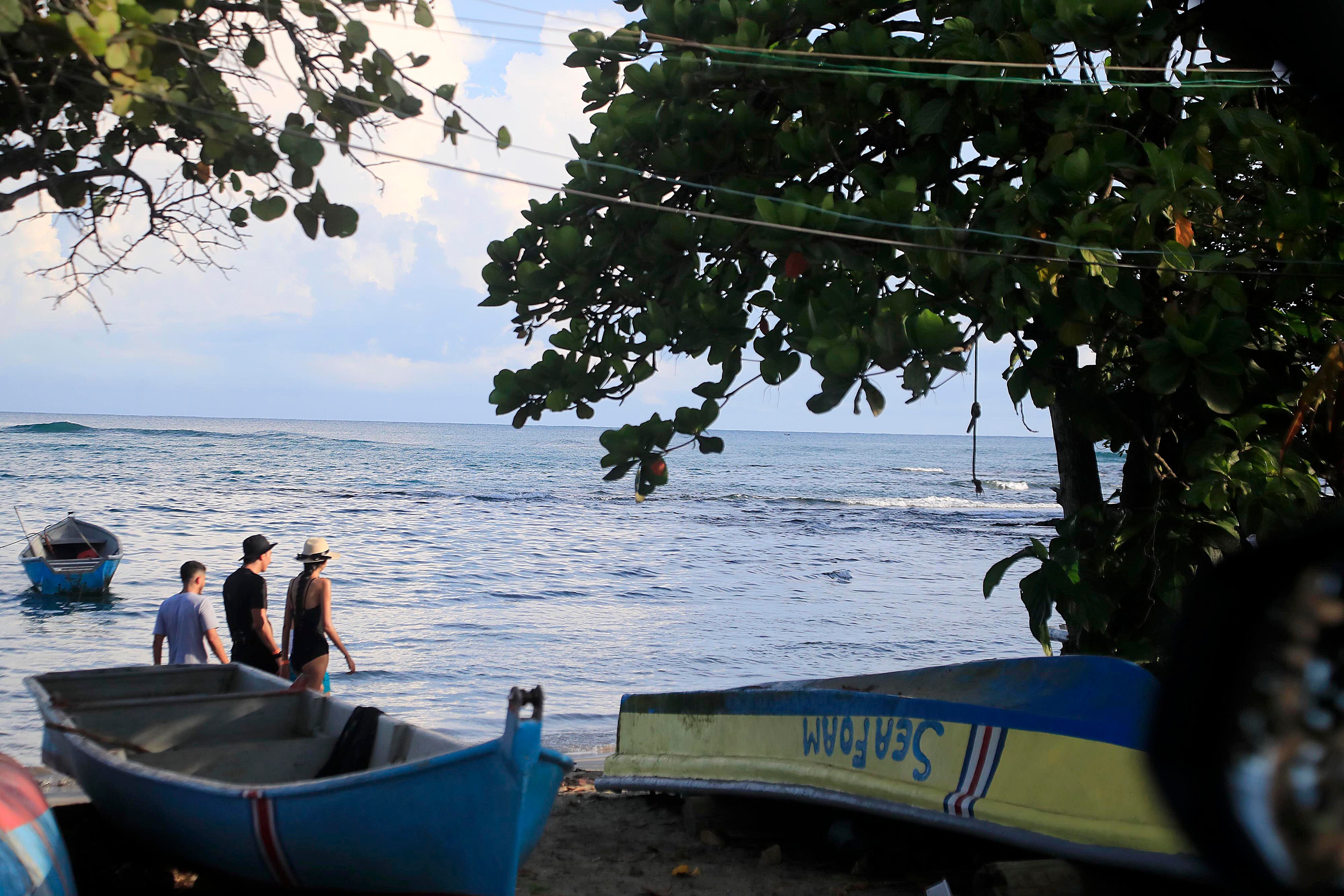 14/10/2023      Limón. Desde muy tempranas horas del día se vivió este sábado, en el atlántico de nuestro país, un gran ambiente en relación con el esperado eclipse anular de sol. Cientos de costarricenses se trasladaron a las playas del caribe sur para contemplar el anunciado acontecimiento astronómico del año, desde la parcialidad esperada para entre alrededor de las 10:15 a.m. y 1:50 p.m., pero sobre todo el punto de mayor esplendor apenas unos minutos después del mediodía. Foto: Rafael Pacheco Granados
Tempranas horas del día; Atlántico; Gran ambiente; Eclipse anular de sol; Playas del caribe sur; Acontecimiento astronómico; Parcialidad; Punto de mayor esplendor
Eclipse anular de sol