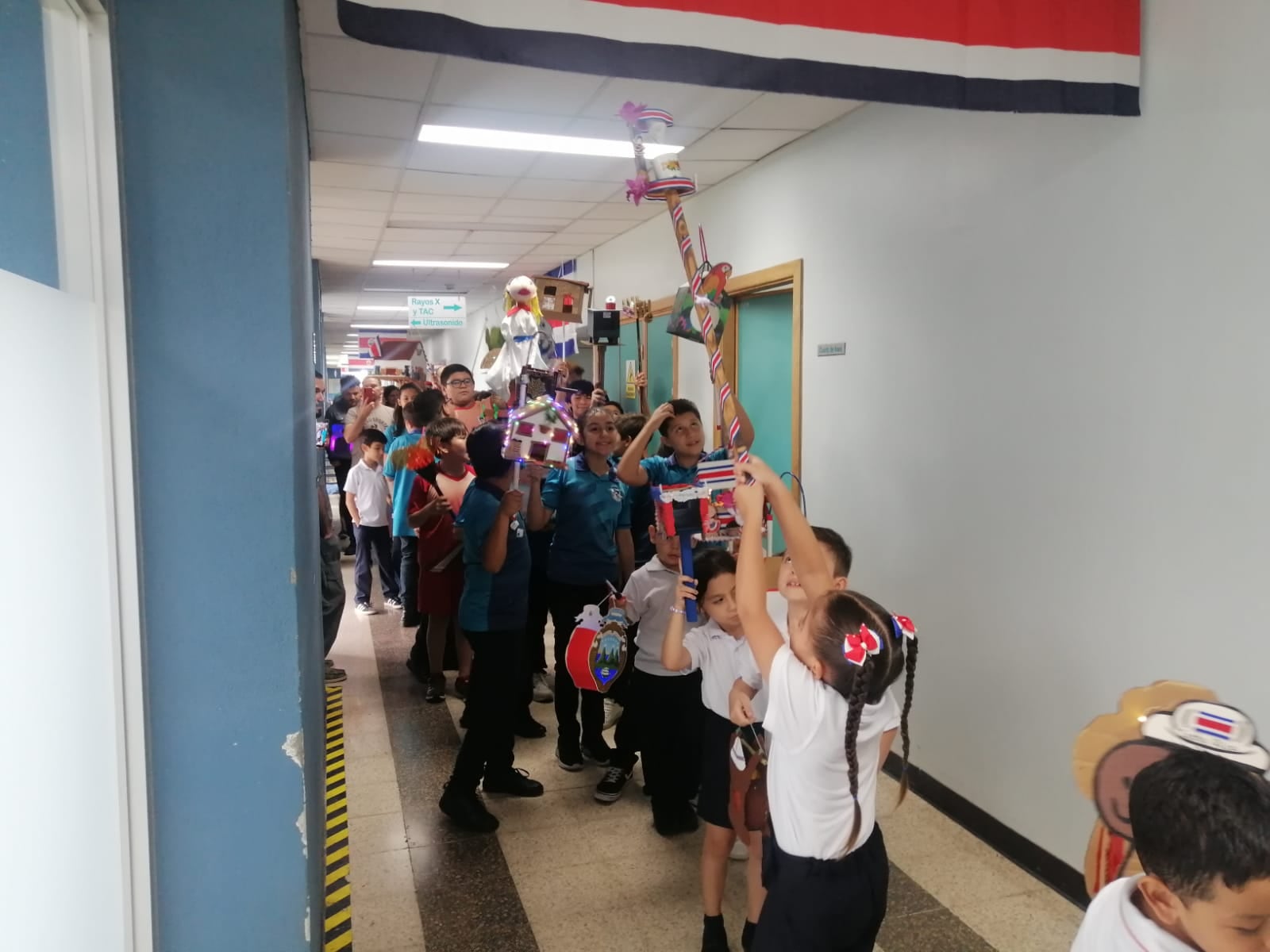 Estudiantes de la Escuela Holanda de Alajuela llevaron su desfile de faroles al Hospital de Alajuela