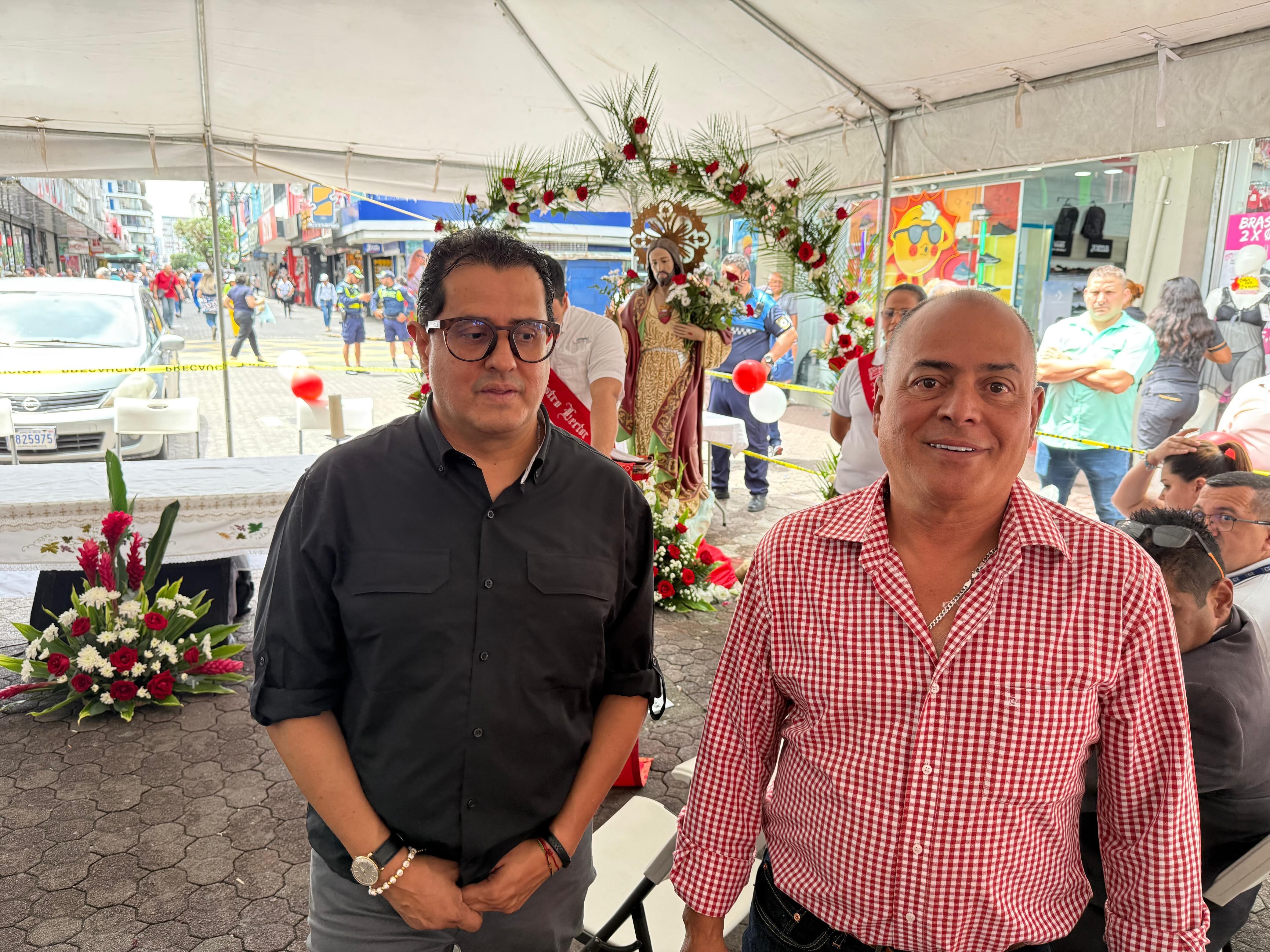 Don José Antonio Gutiérrez Leiva es un tramero de cuarta generación del Mercado Central de San José y fue él quien nos dijo: “Venga, acérquese, quédesele viendo a la imagen del Sagrado Corazón de Jesús, no deje de verla porque ahorita ella lo vuelve a ver a usted”. En la foto le acompaña Johnny Arce, presidente de la Unión de Comerciantes del Mercado Central.